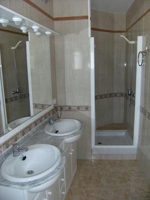 Dusche, Haartrockner, Handtücher, Seife