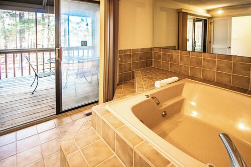 Cozy 2BR on Neuse River w/ Kitchen + Resort Perks