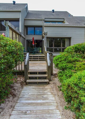 Cozy 2BR on Neuse River w/ Kitchen + Resort Perks