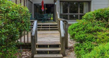 Cozy 2BR on Neuse River w/ Kitchen + Resort Perks