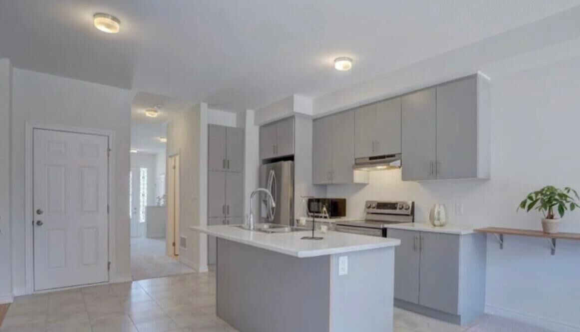 Spacious And Well Furnished Bedroom In A New Built In Oshawa, Ontario. Canada. - 奧沙華