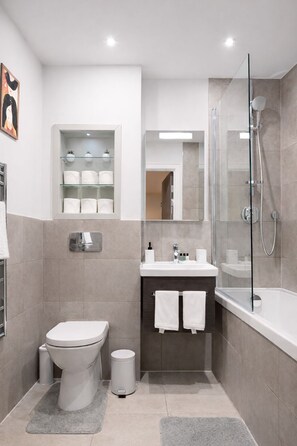 Hair dryer, towels, soap, shampoo - Modern Wembley Apartment | Gym & Games Lounge (Wembley Park)