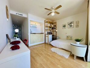 Un dormitorio pequeño con cama, mesita de noche y armario empotrado.