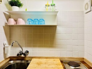 Kjøleskap, mikrobølgeovn, kaffetrakter/tekoker og kjøkkenutstyr