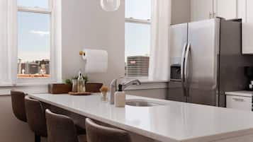 Coffee/tea maker, fridge, microwave, oven