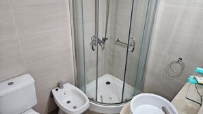 Chambre Standard Double ou avec lits jumeaux, vue ville | Salle de bain | Douche, articles de toilette gratuits, sèche-cheveux, bidet