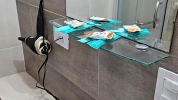 Habitación estándar con 1 cama matrimonial o 2 individuales, vista a la ciudad | Baño