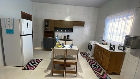 Oven, coffee/tea maker, cookware/dishes/utensils, lobster pot. Complete house in Jaru | Wi-Fi, equipped kitchen, and sleeps up to 5 guests.
