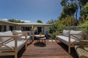 Outdoor dining - Hosts on the Coast Oyster Haven (Cooks Beach)
