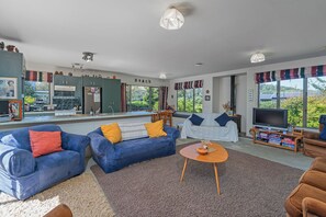 Living area - Hosts on the Coast Oyster Haven (Cooks Beach)