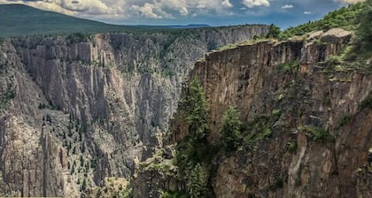 Peaceful camping retreat in charming Arrowhead, perfect for nature lovers