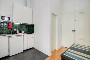 Fridge, microwave, stovetop, dishwasher - HOUZE Studio near LX Factory and the river (Lisboa)