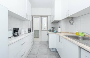 Fridge, microwave, oven, stovetop - HOUZE Spacious Apartment near Marquês de Pombal (Lisboa)