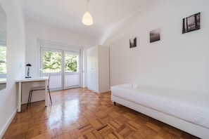 4 bedrooms, iron/ironing board, Internet, bed sheets - HOUZE Laranjeiras City Living Apartment (Lisboa)
