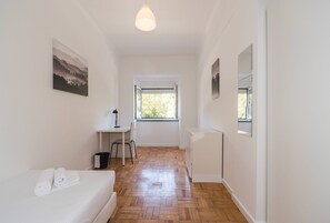 4 bedrooms, iron/ironing board, Internet, bed sheets - HOUZE Laranjeiras City Living Apartment (Lisboa)