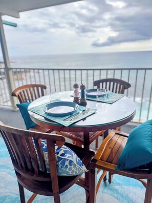 Outdoor dining - New, Updated Oceanfront Kona Top Floor End Unit, Bright & Private, 3 Step Access (Kailua-Kona)