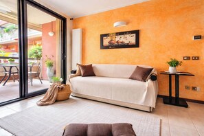 TV - Il Mio Lago - One Bedroom Apartment, Sleeps 4 (Desenzano del Garda)