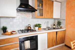 Fridge, oven, stovetop, dishwasher - Il Mio Lago - One Bedroom Apartment, Sleeps 4 (Desenzano del Garda)