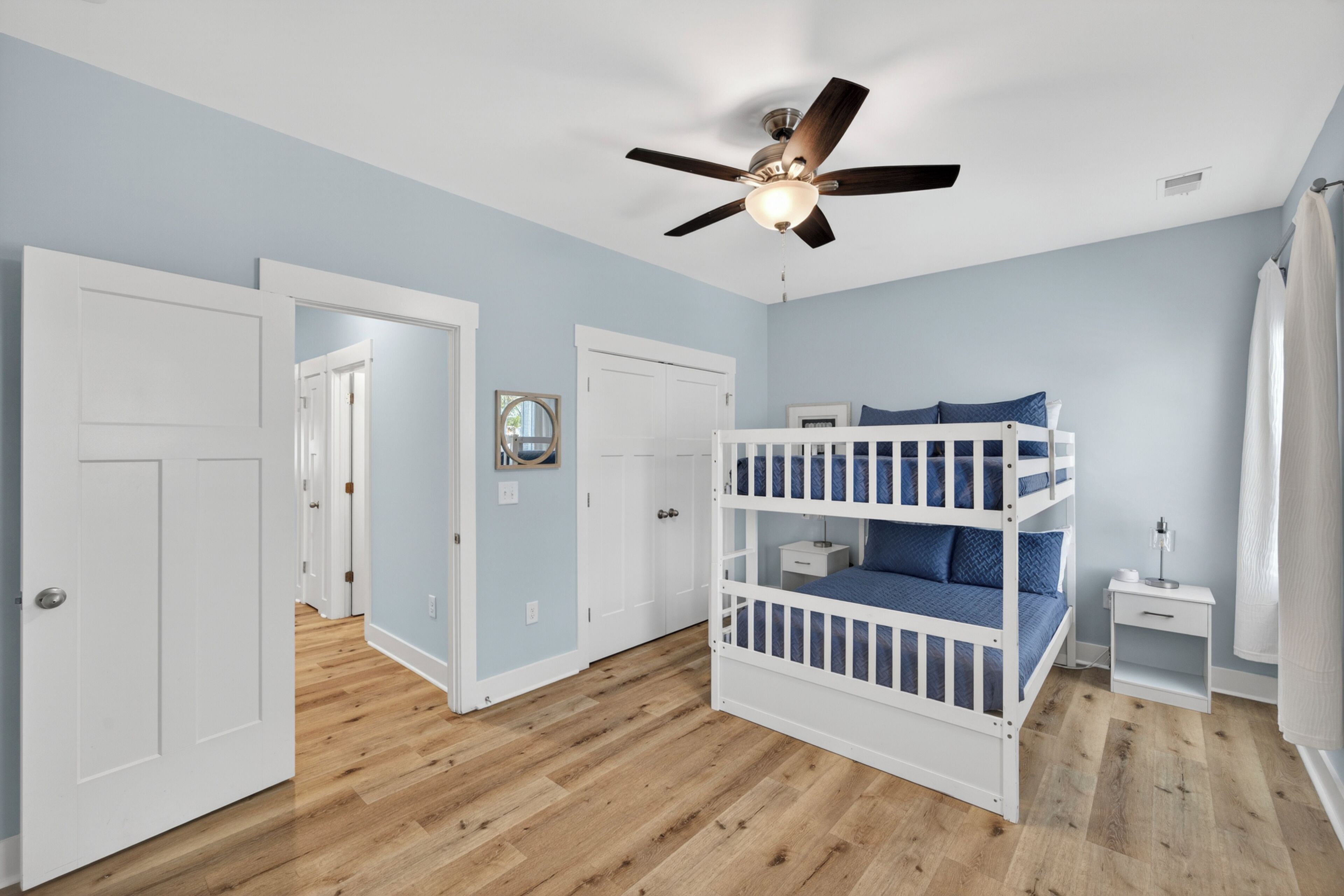 3 Schlafzimmer, Schreibtisch, Bügeleisen/Bügelbrett, Reisekinderbett