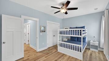 3 Schlafzimmer, Schreibtisch, Bügeleisen/Bügelbrett, Reisekinderbett
