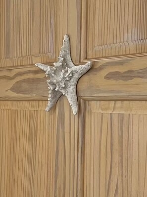 Eine Wandpaneele aus Holz mit strukturierter Sterndekoration.