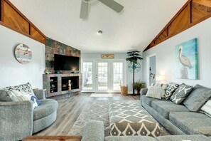 Living area - Spacious 4-bedroom house in lovely Jamaica Beach with AC (Jamaica Beach)
