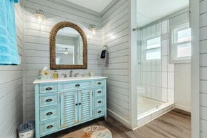 Shower, hair dryer, towels, soap - Spacious 4-bedroom house in lovely Jamaica Beach with AC (Jamaica Beach)