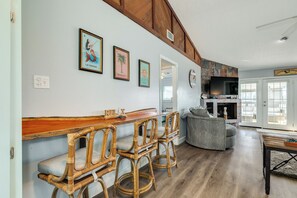 Interior - Spacious 4-bedroom house in lovely Jamaica Beach with AC (Jamaica Beach)