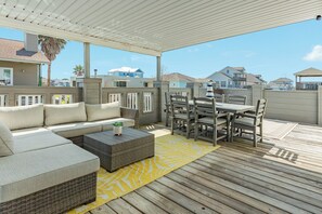 Outdoor dining - Spacious 4-bedroom house in lovely Jamaica Beach with AC (Jamaica Beach)