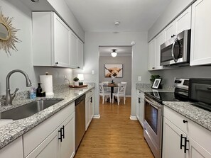 Private kitchen - Sleek Midtown Savannah apartment (Savannah)