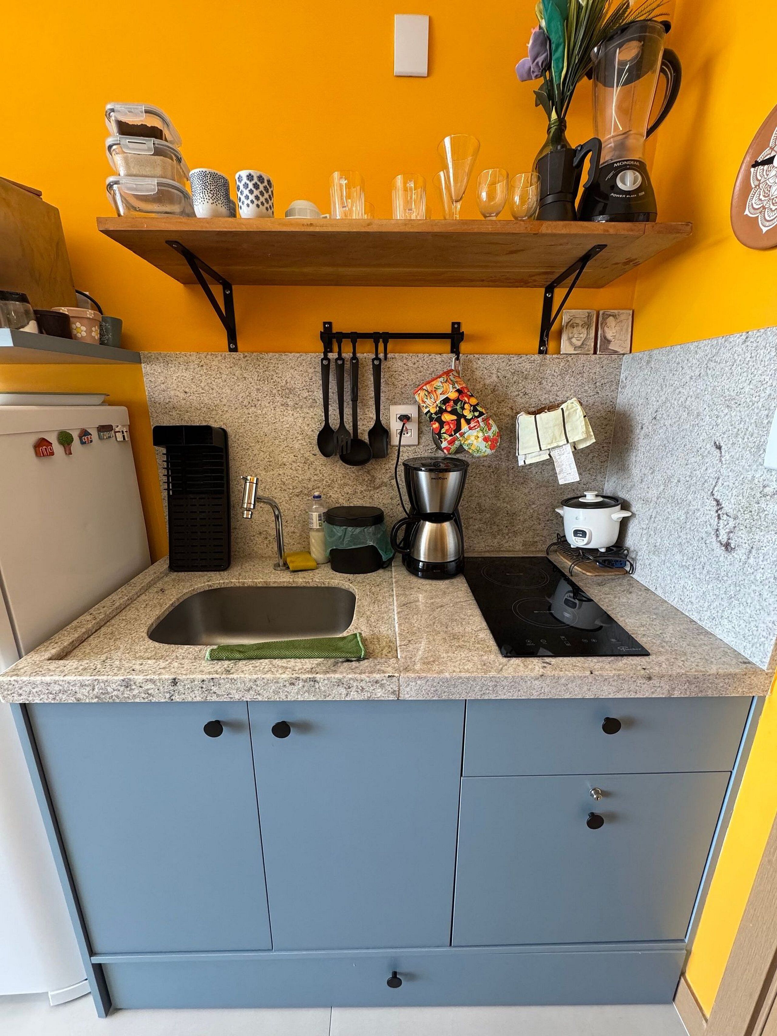 Departamento Confort | Cocina privada | Refrigerador con congelador, microondas, parrilla de estufa y licuadora 