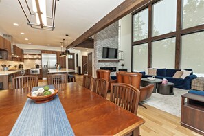 Dining - Plum Creek Lodge • Expansive Mountain Views • 6BR • 5.5BA • Game Room (Cle Elum)