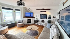 TV, fireplace