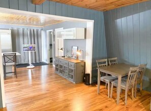 Dining - Grand Marais Retreat *Hot tub* (Grand Marais)