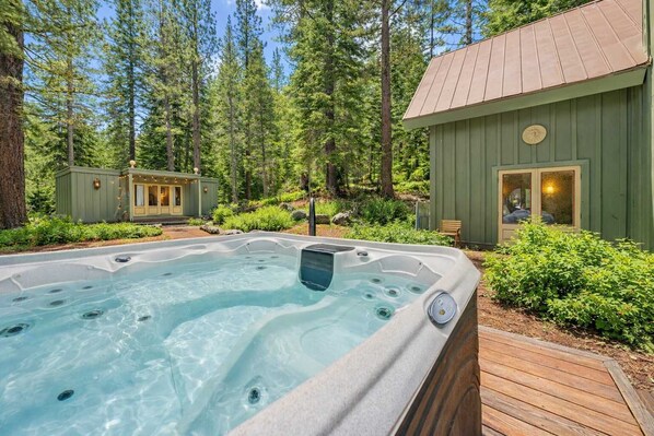 Outdoor spa tub