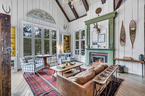 Olympic Valley Escape - Riverside Views + Hot Tub