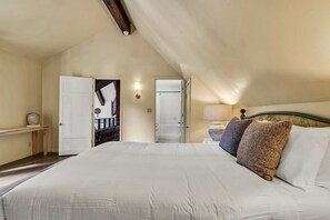 5 bedrooms, desk, WiFi, bed sheets