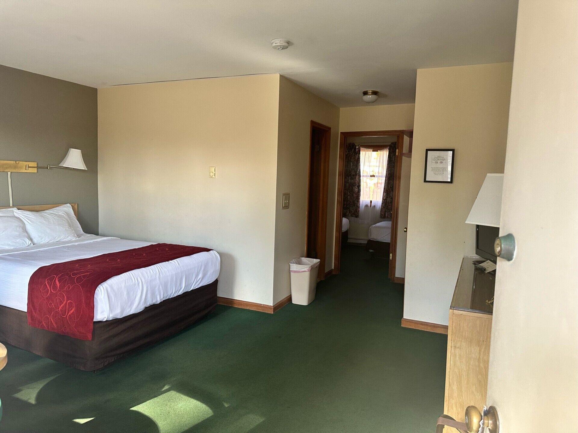 Iron/ironing board, bed sheets