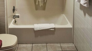 Bathtub, free toiletries, hair dryer, towels - Studio 6 Lake George, NY - Adirondacks (Lake George)
