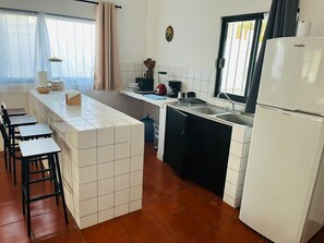Microwave, oven, stovetop, coffee/tea maker - Cocoa department, unbeatable location. (puerto escondido)