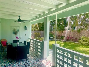 Outdoor dining - Tranquil tropical 3-bedroom house with AC in vibrant Key West. (Key West)