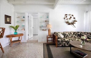 Living area - Tranquil tropical 3-bedroom house with AC in vibrant Key West. (Key West)
