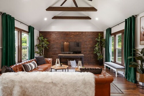 2 HOUSES `Rose Hill Ranch` 1 Acre-City Farmhouse
