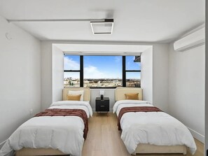 2 bedrooms, iron/ironing board, bed sheets - 2102 Apartment in tranquil Newark with AC and gym access (Newark)