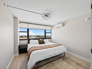 2 bedrooms, iron/ironing board, bed sheets - 2102 Apartment in tranquil Newark with AC and gym access (Newark)