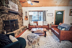 Smart TV, fireplace, video games, books - Cozy & Modern Cabin on 8 Forested Acres with Treasure Hunt and Sledding Hills (Fairplay)
