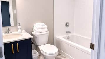 Douche, serviettes fournies, savon, papier de toilette