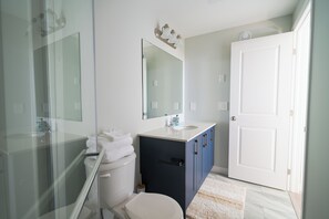 Regadera, bidet, toallas, jabón 