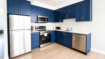 Een koelkast, een oven, een kookplaat, een vaatwasser