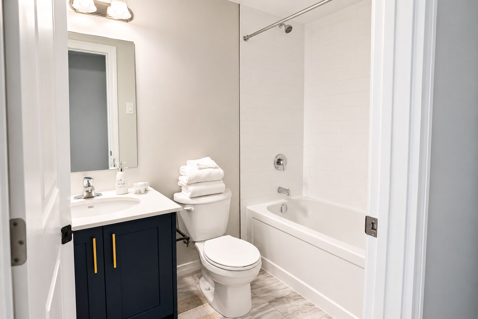 Douche, serviettes fournies, savon, papier de toilette